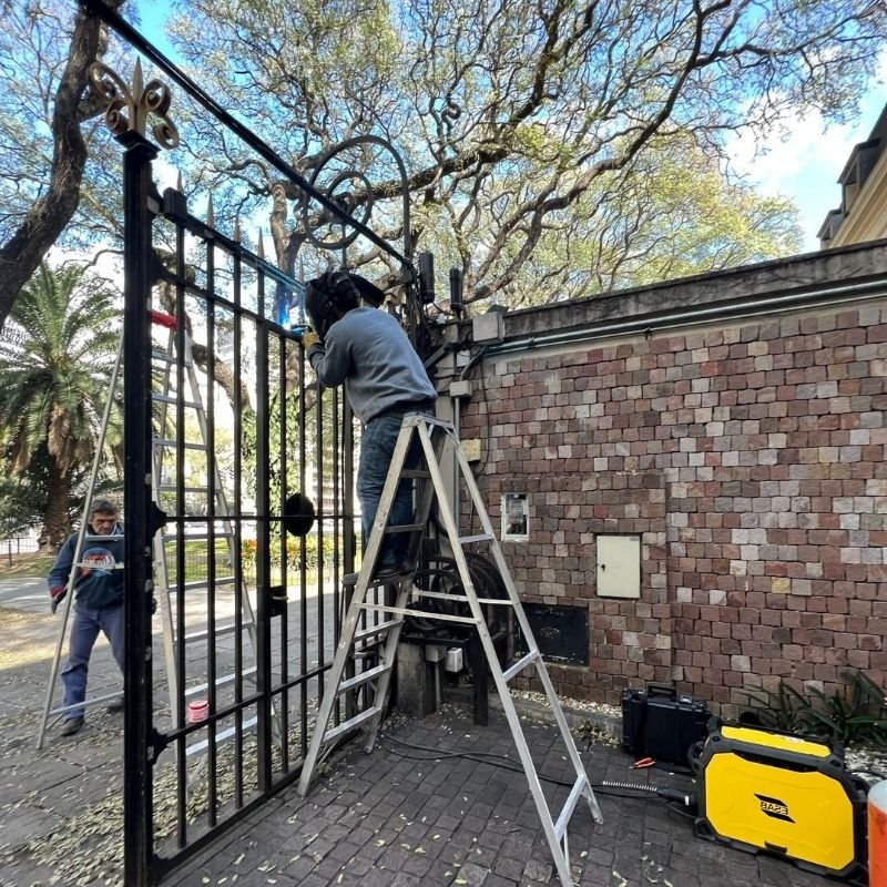 Tiene mal las bisagras y raspa el piso — Soldadura de bisagras reforzadas en portón batiente. Instalación y soldadura de bisagras reforzadas en portón batiente de hierro forjado para mayor durabilidad. Trabajo realizado por HERREELEC.